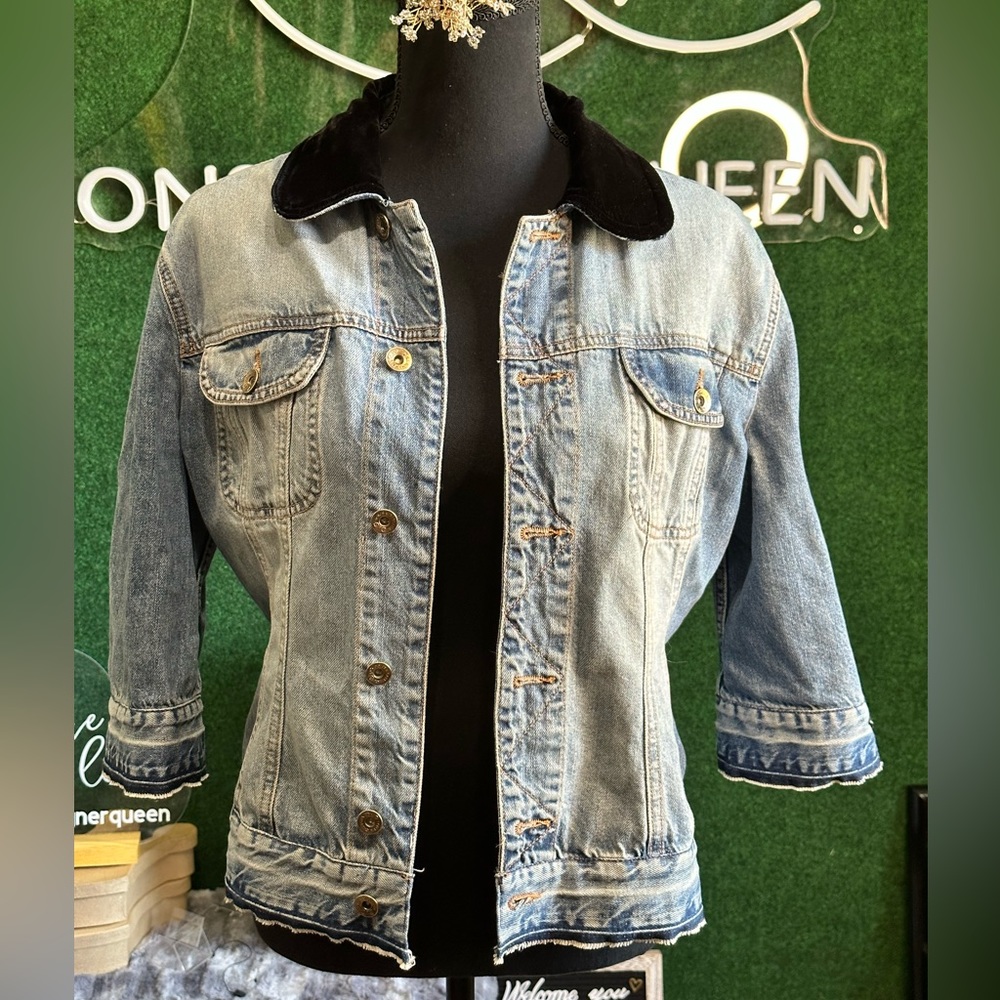 EUC vintage D&G denim jacket with velvet Peter Pan collar size L